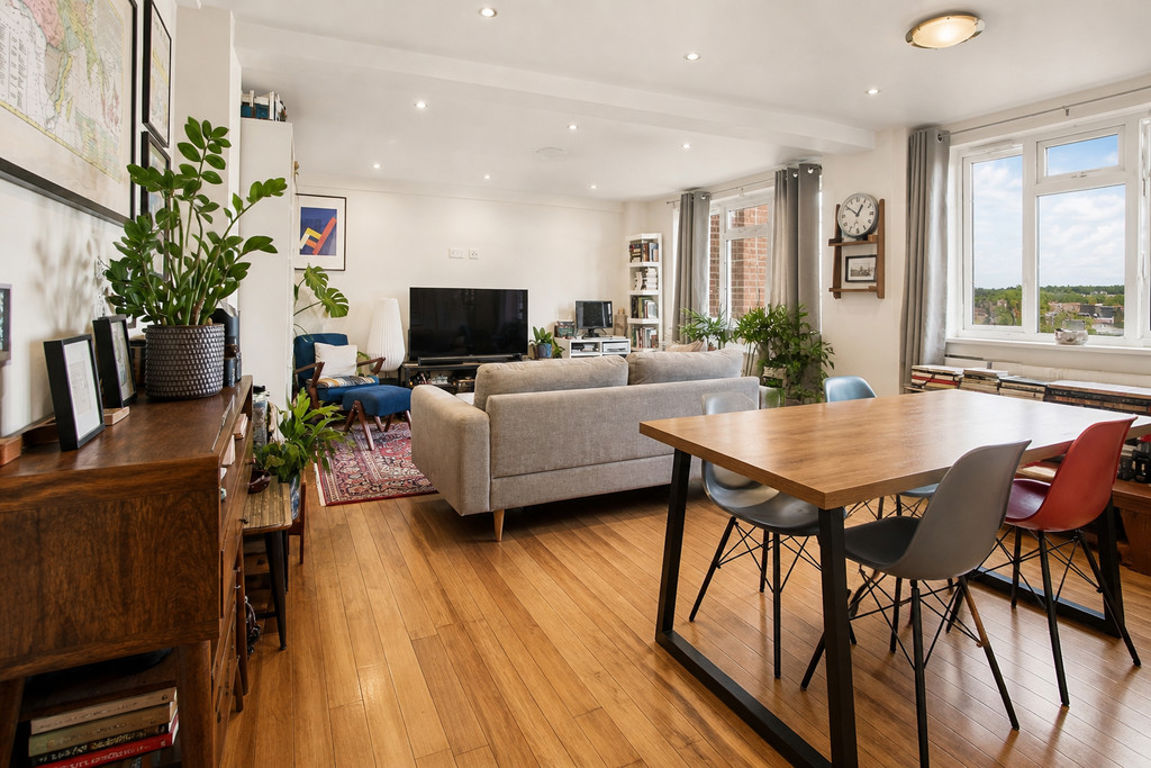 2 bed property in Ashford Court, London