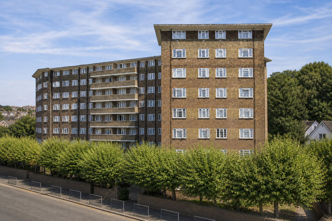 2 bed property in Ashford Court, London