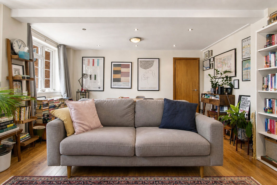 2 bed property in Ashford Court, London
