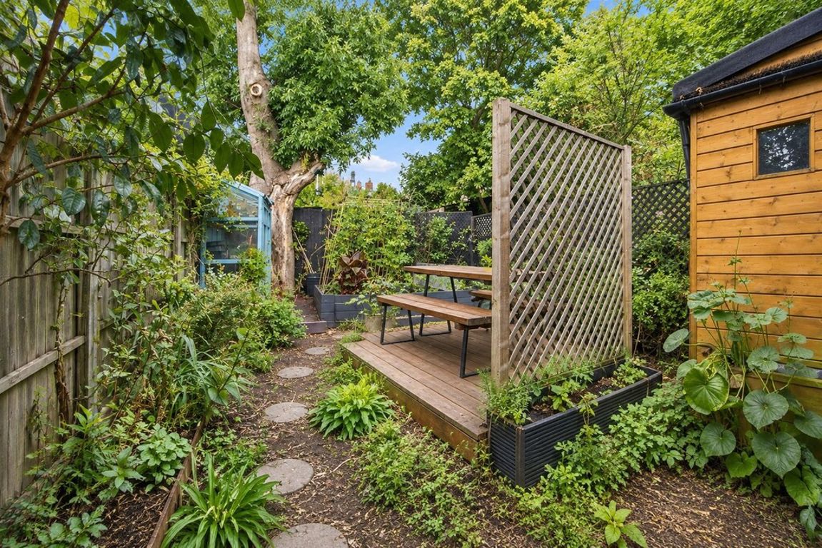 2 bed property in Spezia Road, London