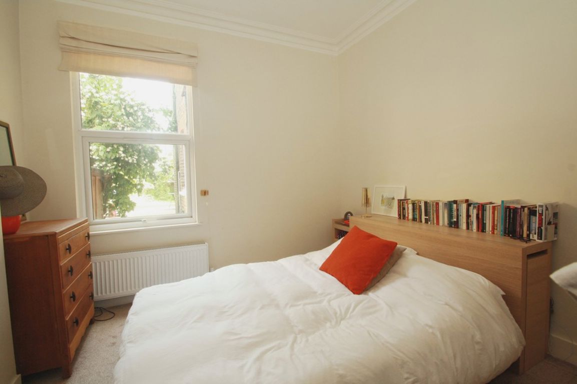1 bed property in Herbert Gardens, London