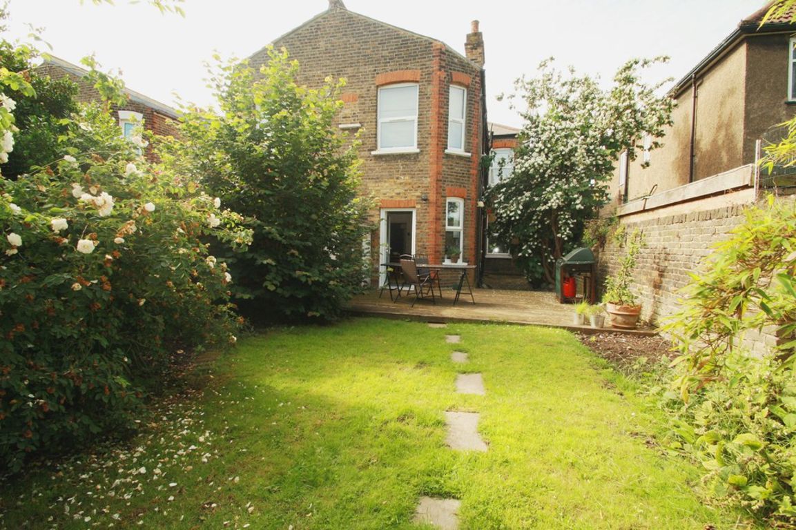 1 bed property in Herbert Gardens, London