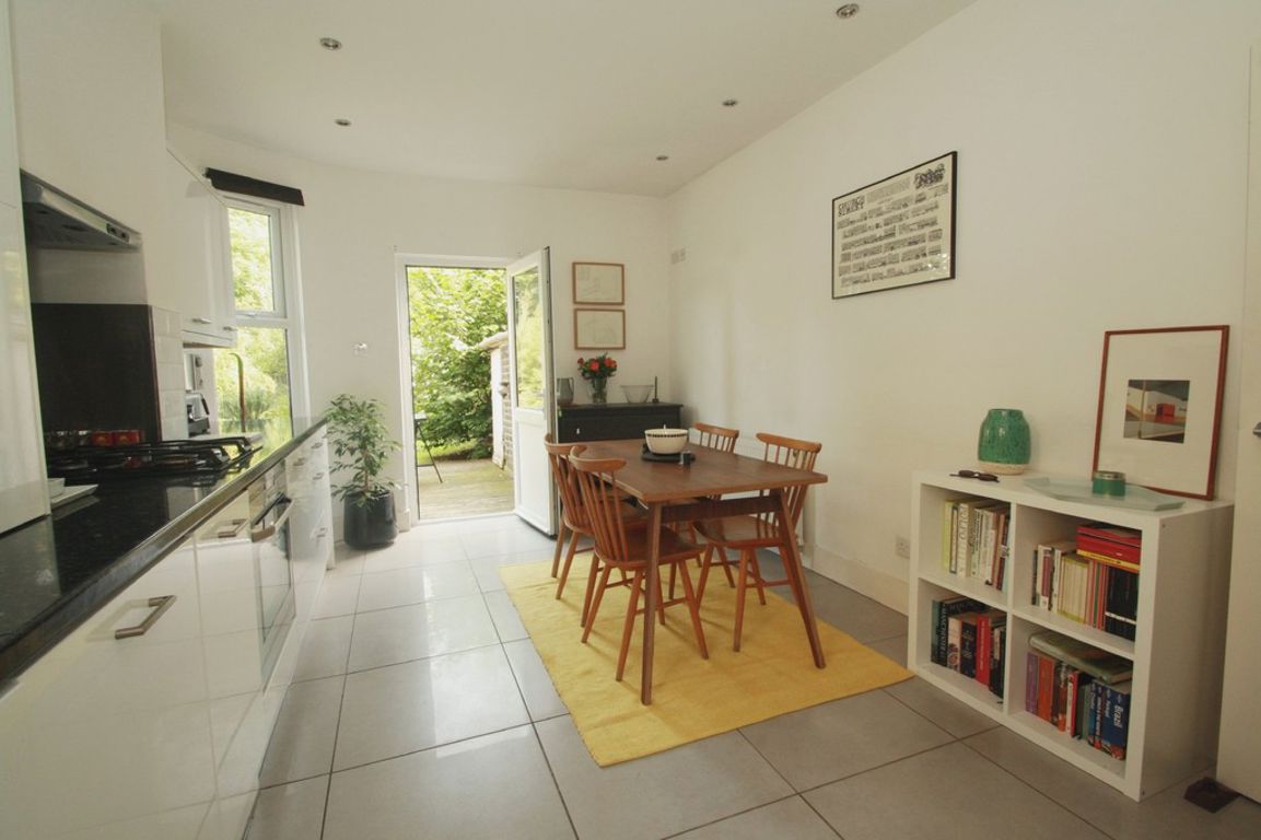 1 bed property in Herbert Gardens, London
