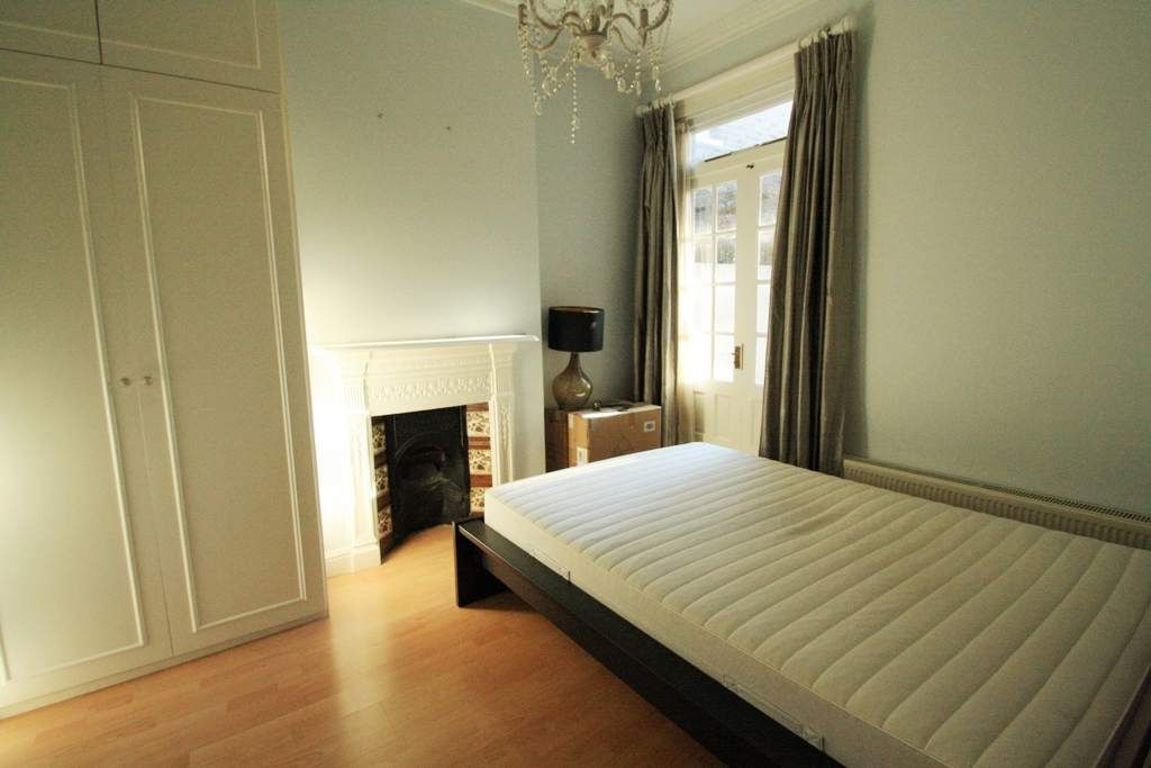 2 bed property in Ashburnam Road, London