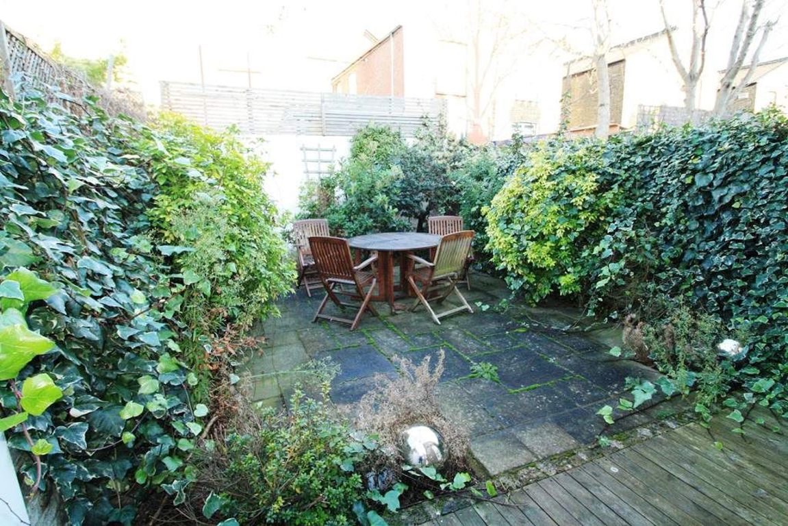 2 bed property in Ashburnam Road, London
