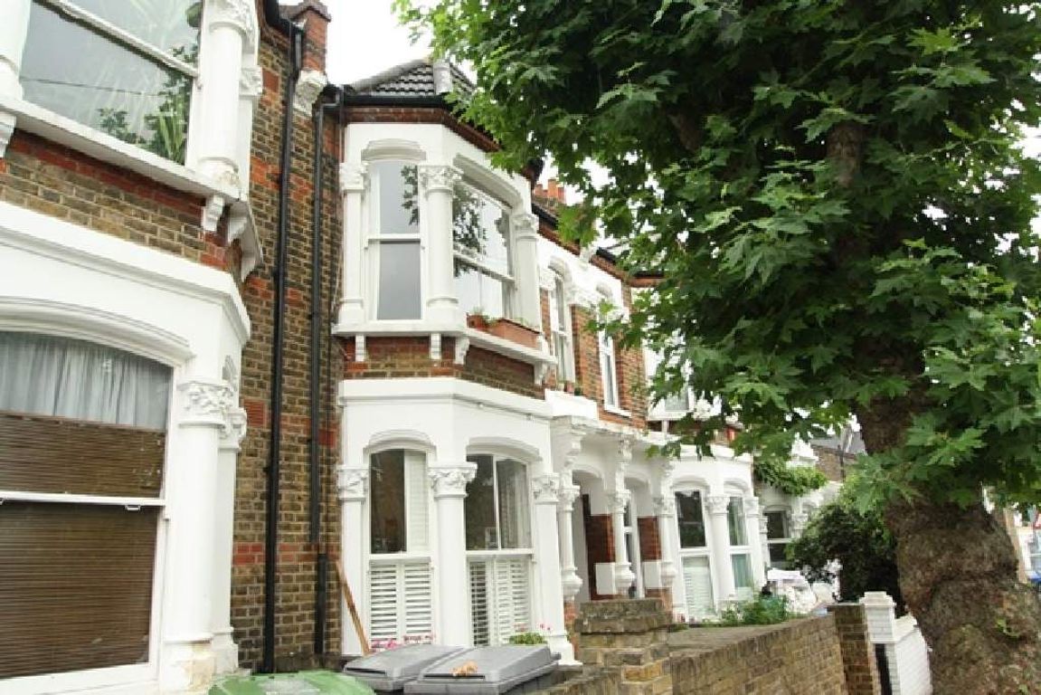 2 bed property in Langler Road, London