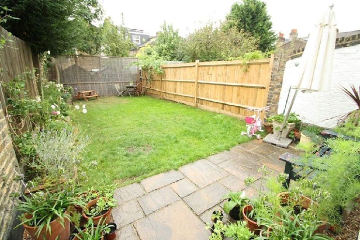2 bed property in Langler Road, London