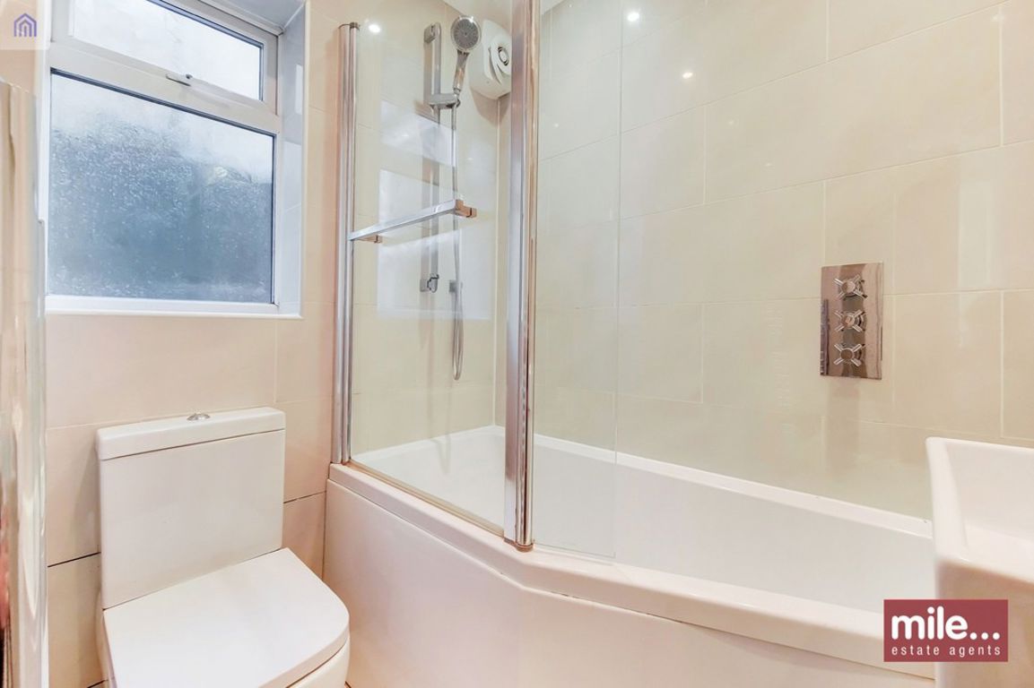 2 bed property in Purves Road, London
