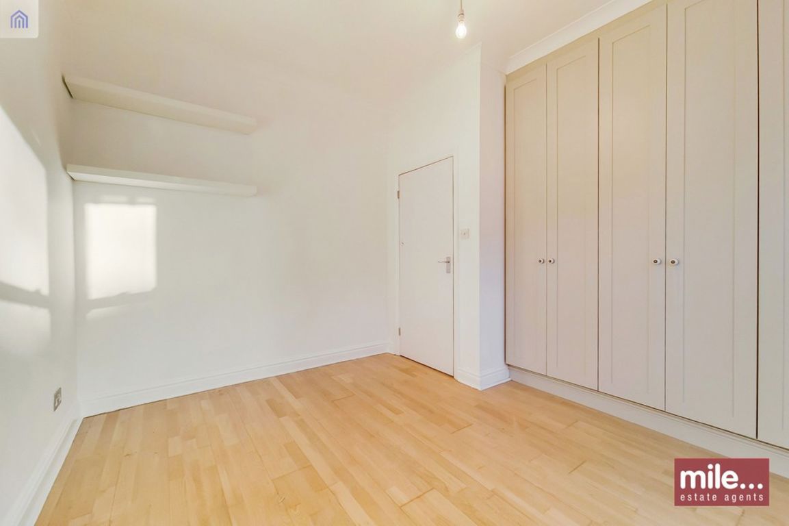 2 bed property in Purves Road, London
