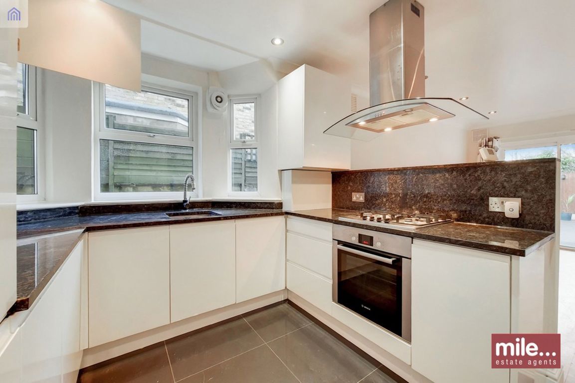 2 bed property in Purves Road, London