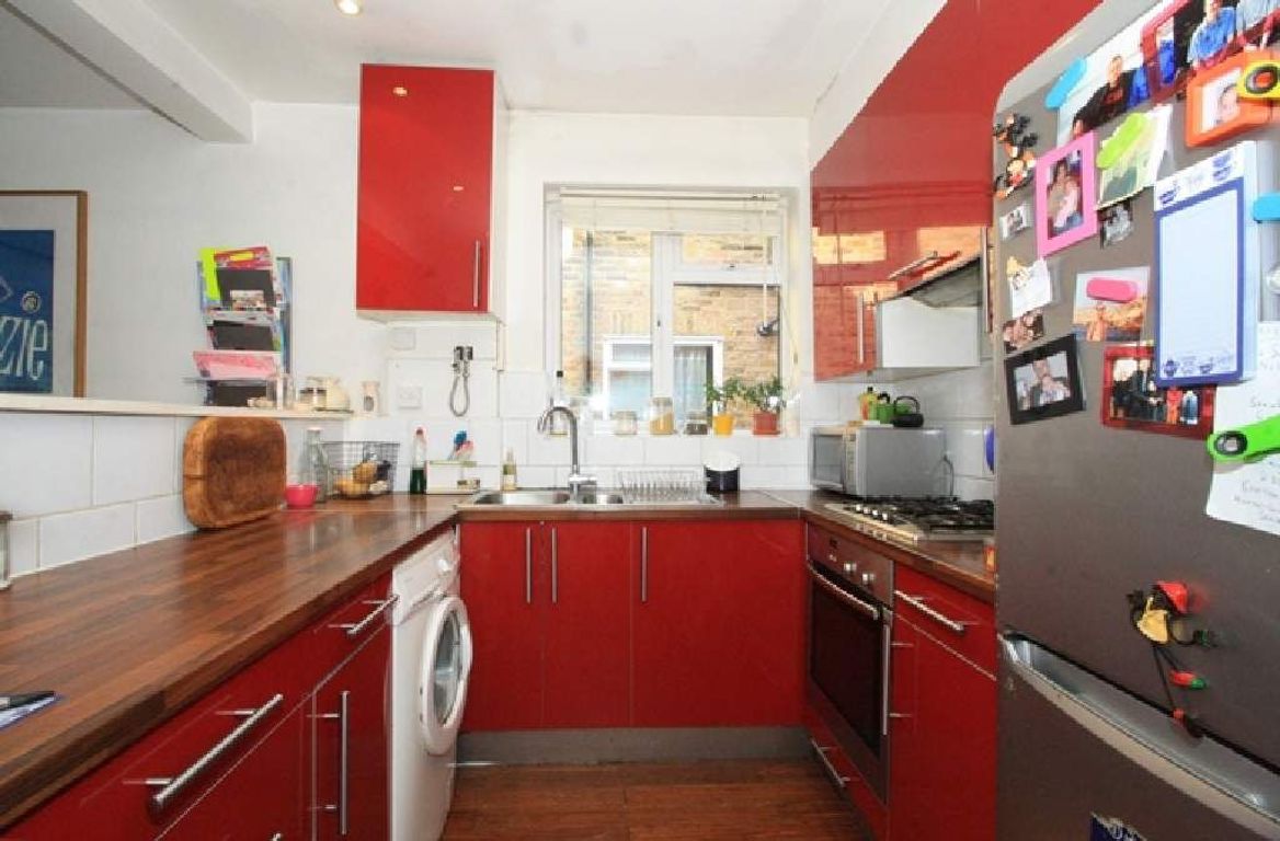 2 bed property in Buckingham Road, London