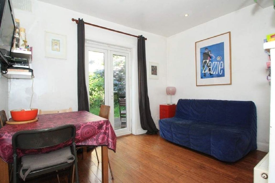2 bed property in Buckingham Road, London