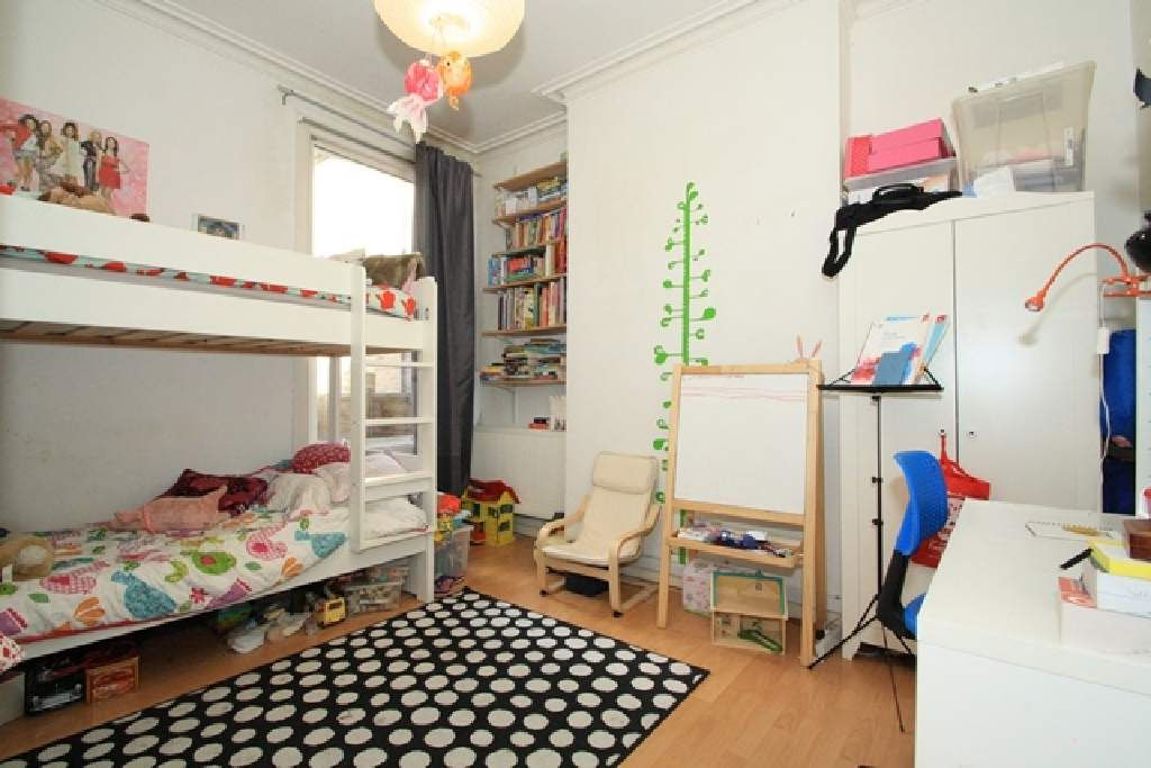2 bed property in Buckingham Road, London