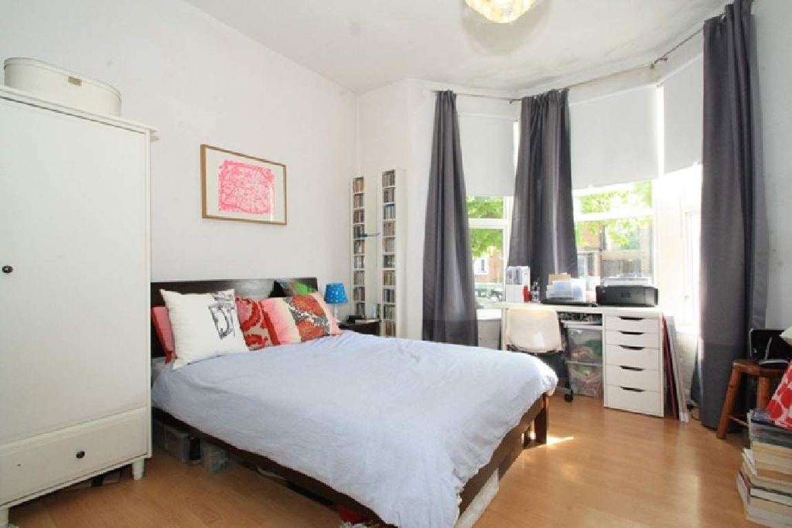 2 bed property in Buckingham Road, London
