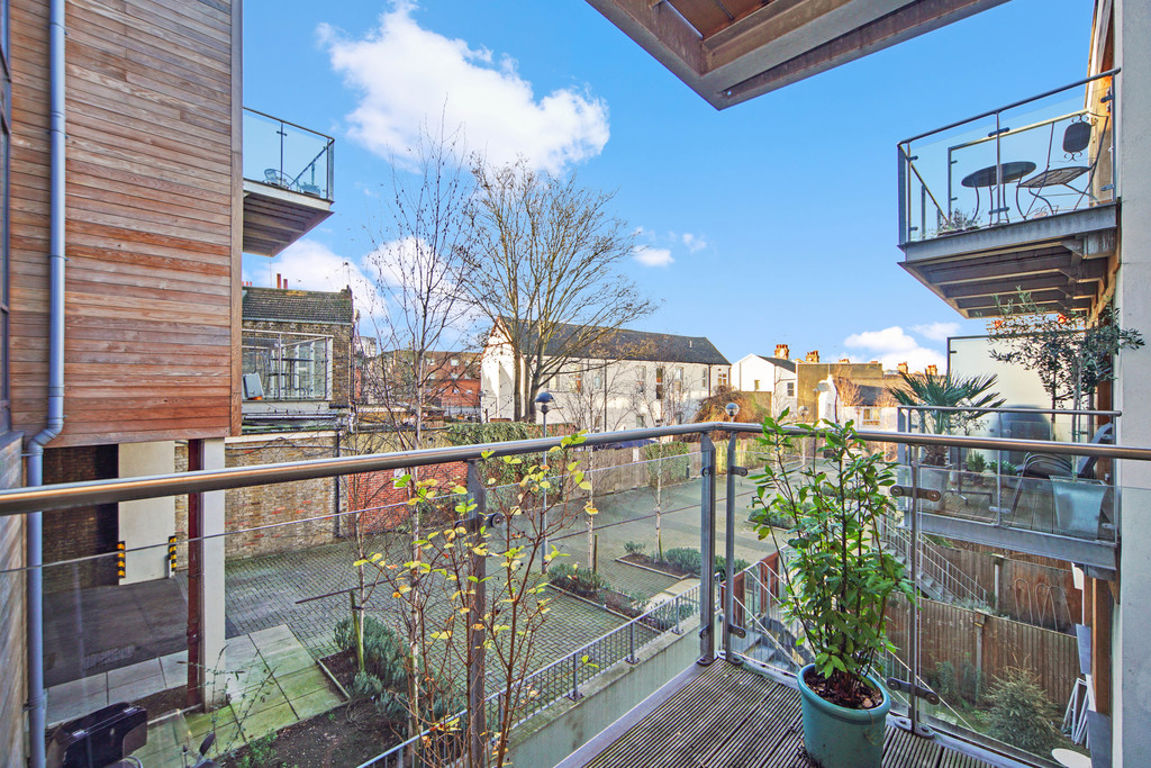 1 bed property in High Road, London