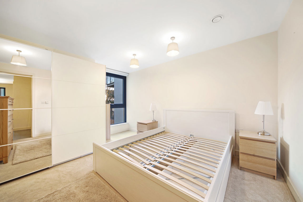1 bed property in High Road, London