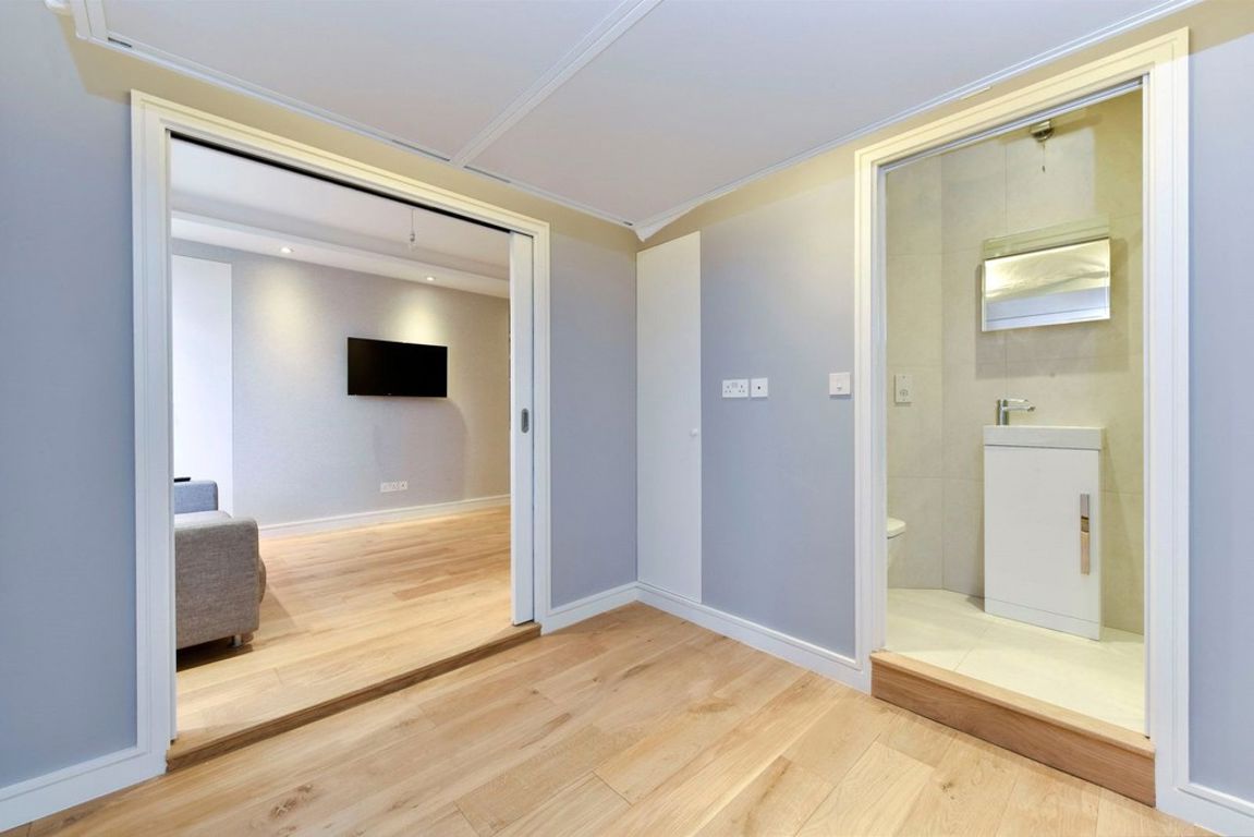 1 bed property in Nell Gwynn House, London