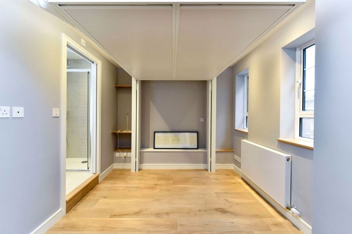 1 bed property in Nell Gwynn House, London
