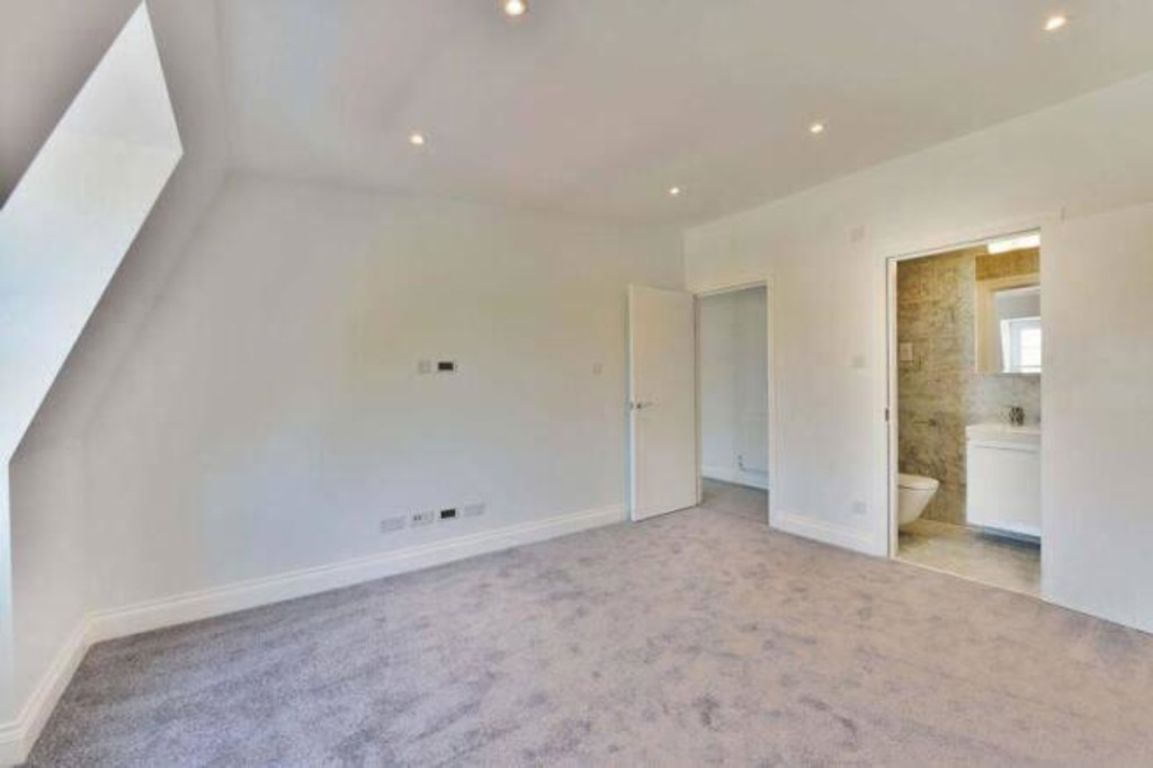 2 bed property in Chippenham Road, London