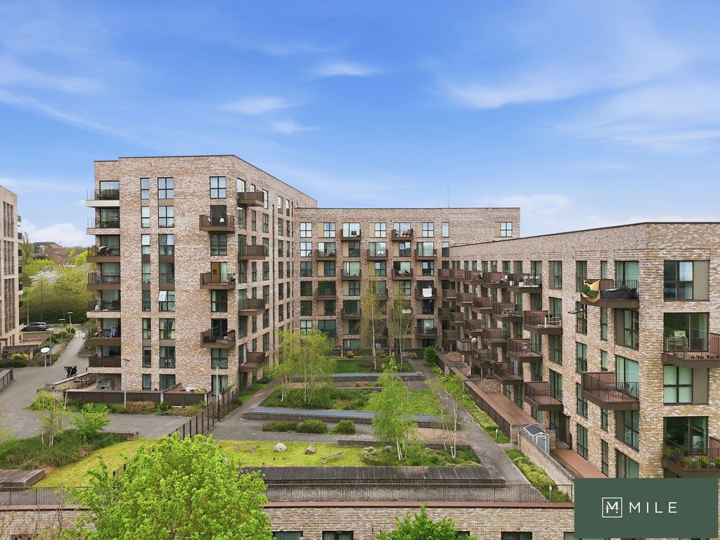 1 bed property in Lakeside Drive, Park Royale, London