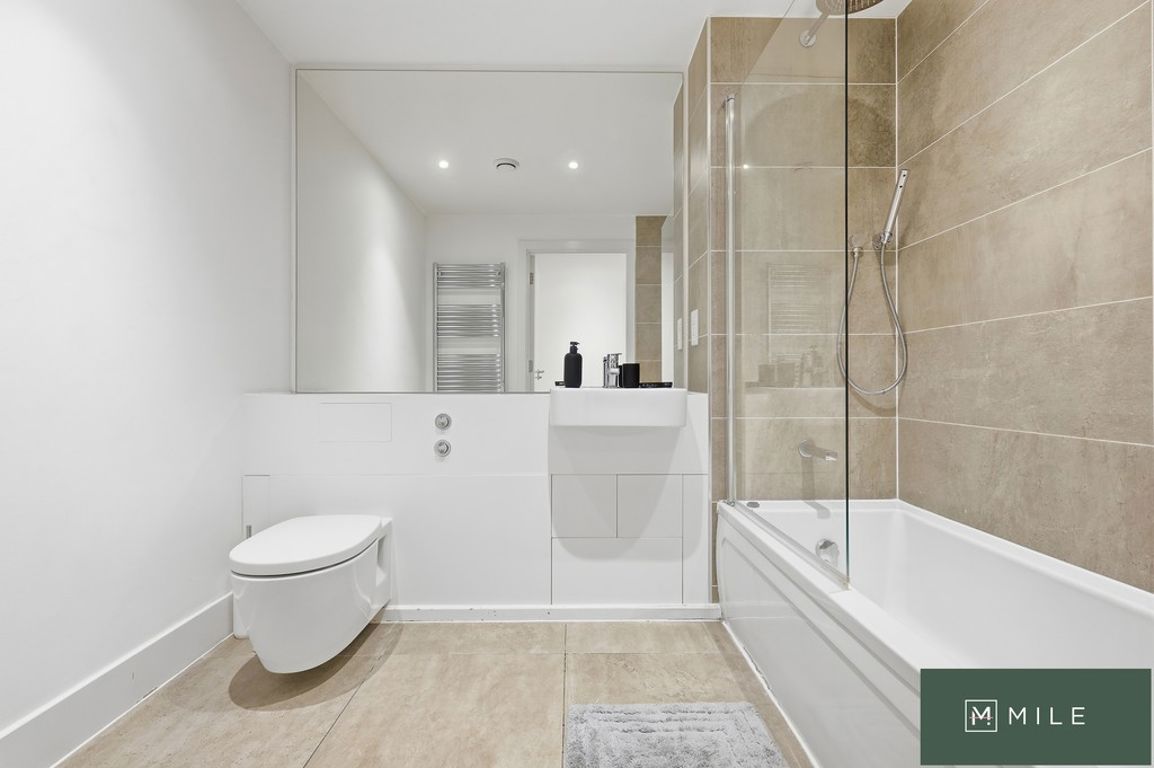 1 bed property in Lakeside Drive, Park Royale, London