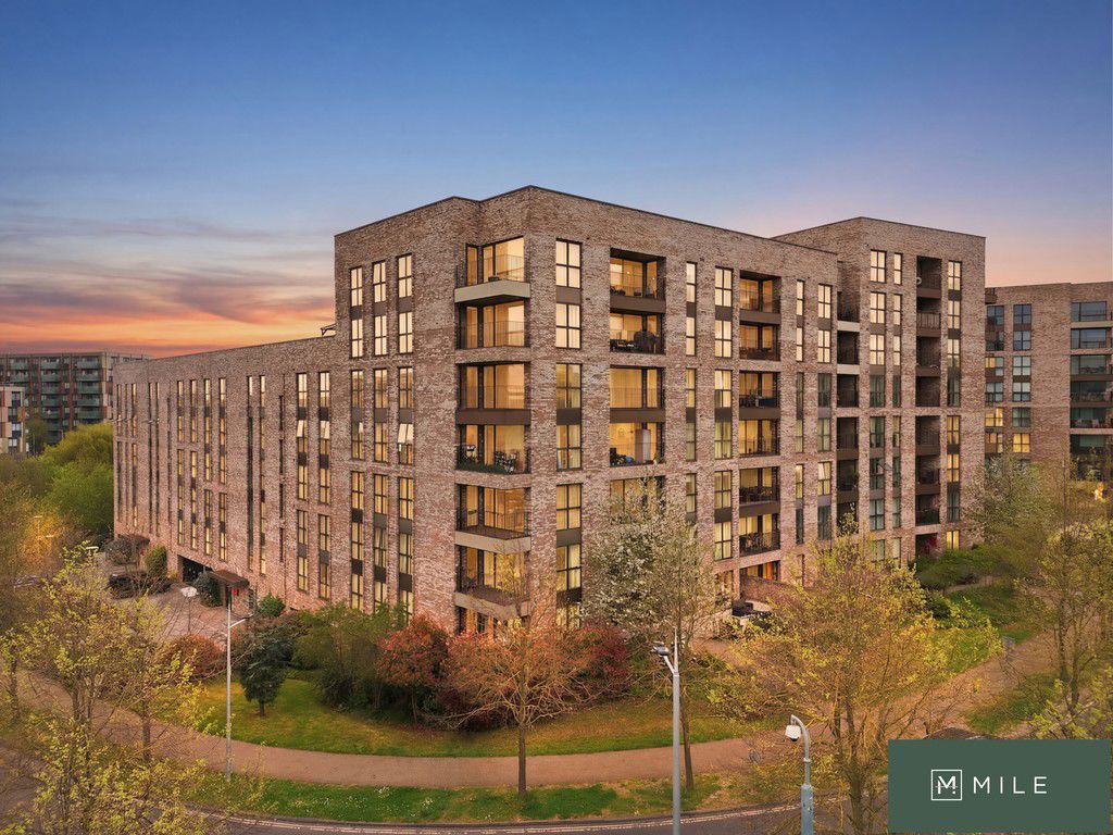1 bed property in Lakeside Drive, Park Royale, London