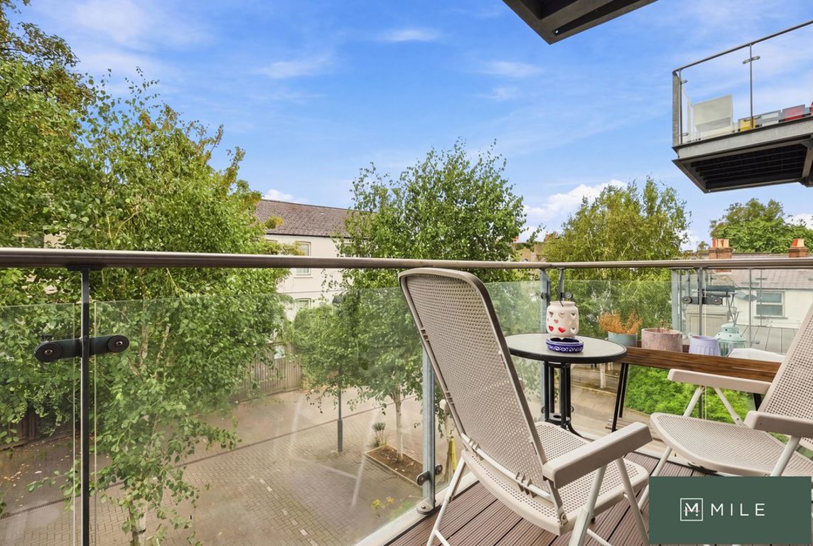 1 bed property in High Road, London