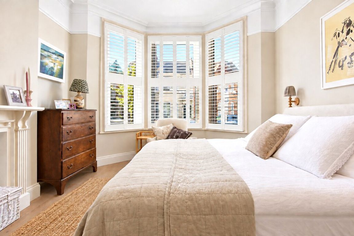 2 bed property in Bathurst Gardens, London