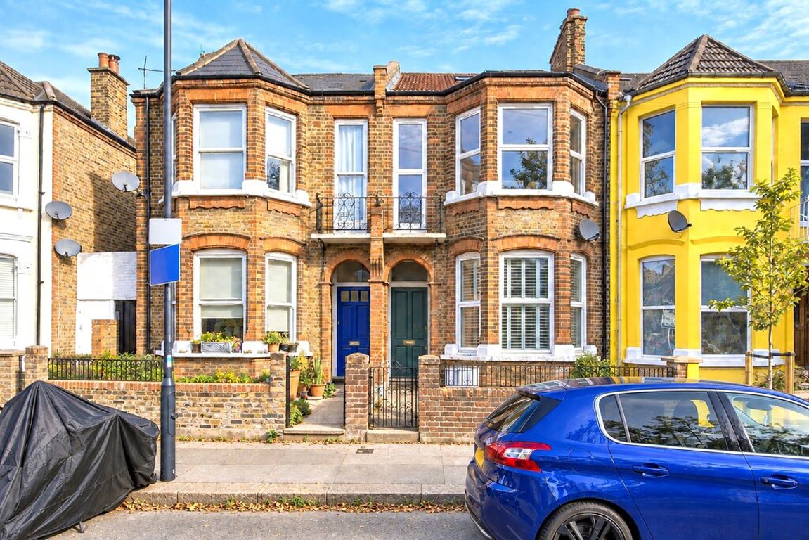 2 bed property in Bathurst Gardens, London