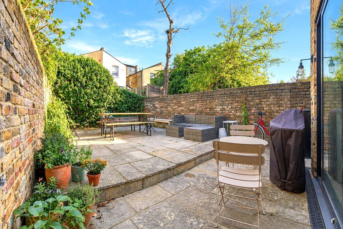 2 bed property in Bathurst Gardens, London