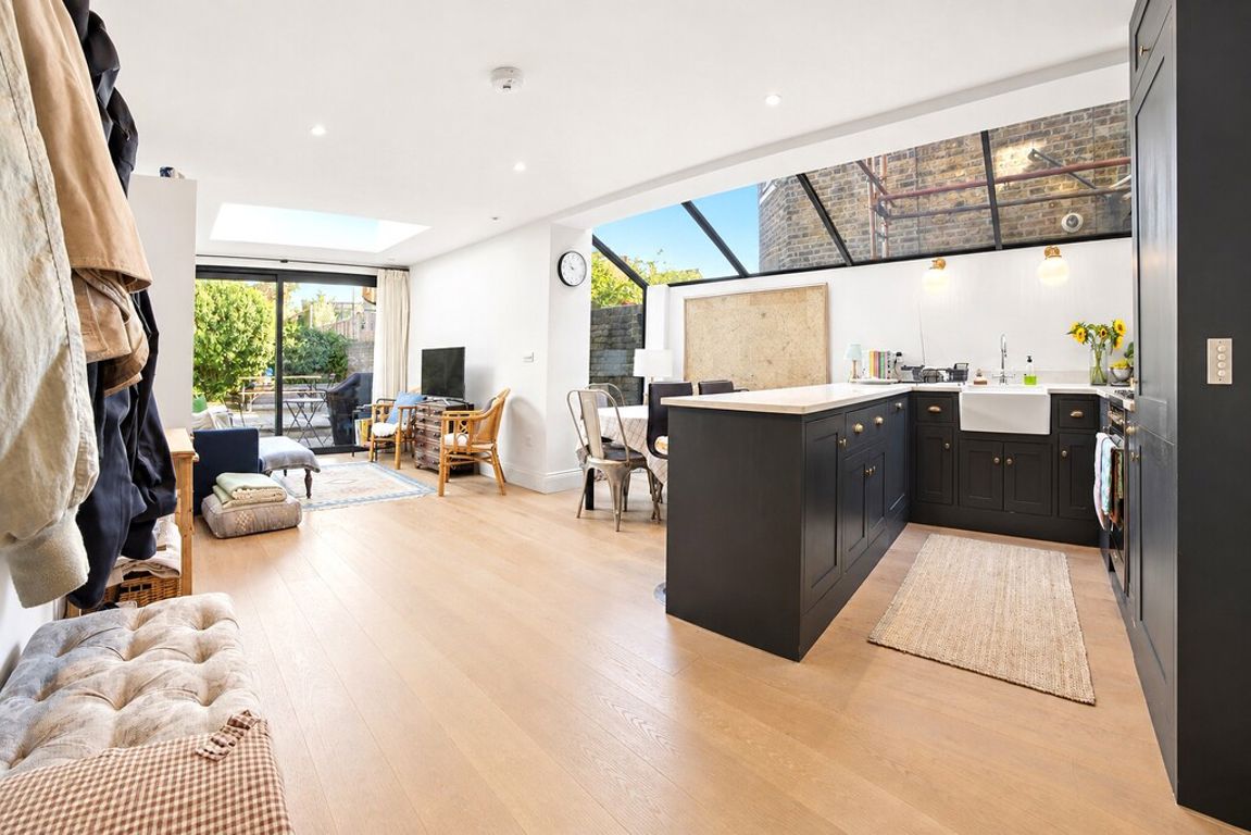 2 bed property in Bathurst Gardens, London