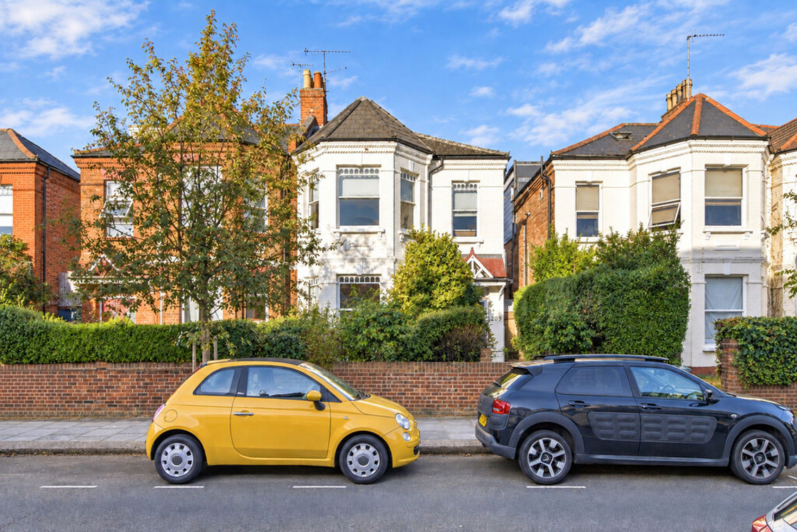 4 bed property in Fordwych Road, London