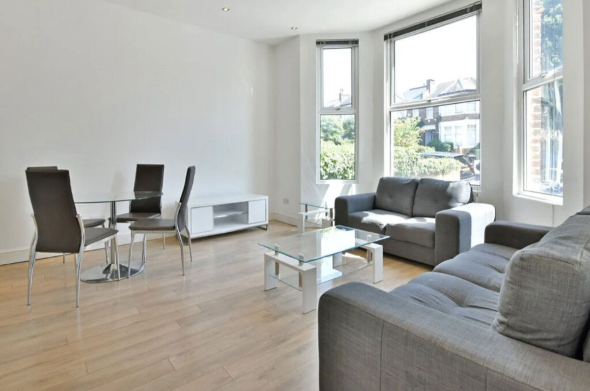 2 bed property in Minster Road, London