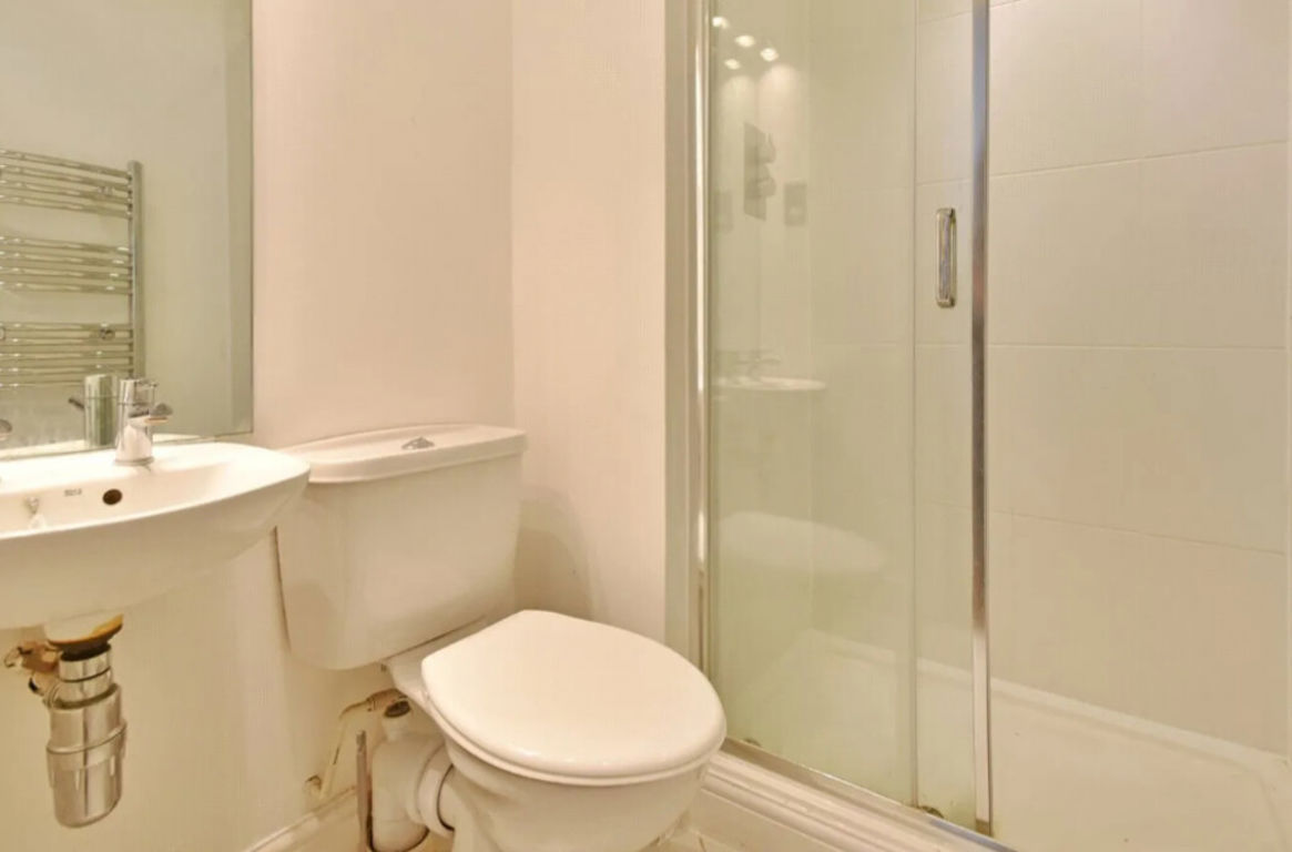 2 bed property in Minster Road, London