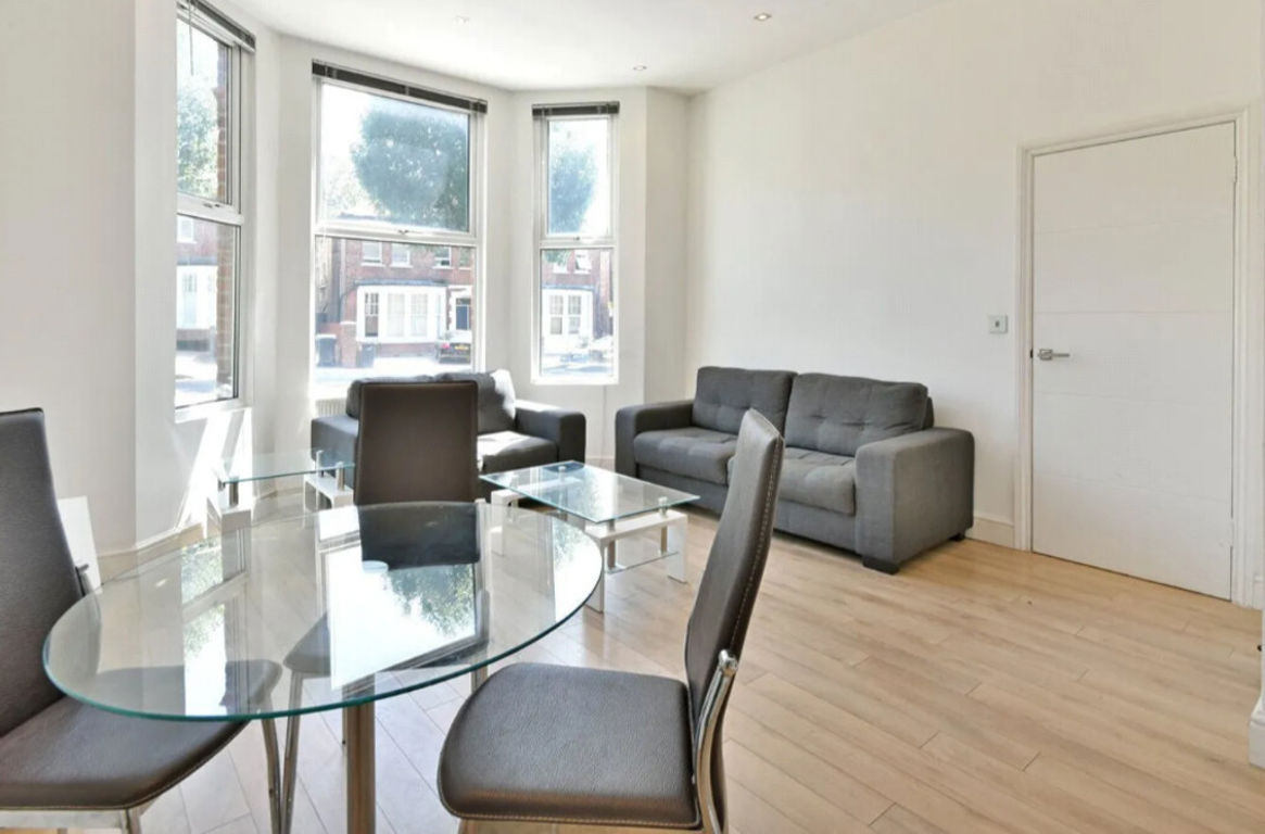 2 bed property in Minster Road, London