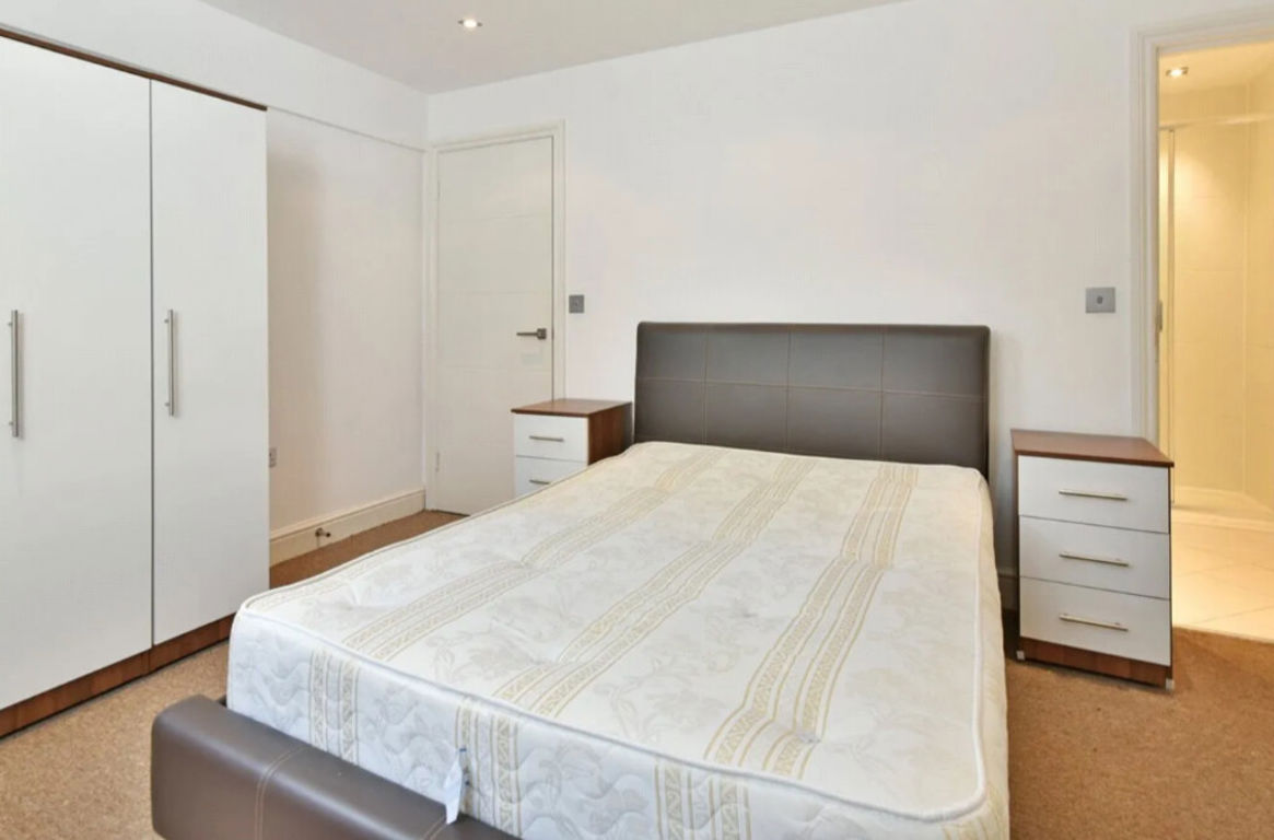 2 bed property in Minster Road, London