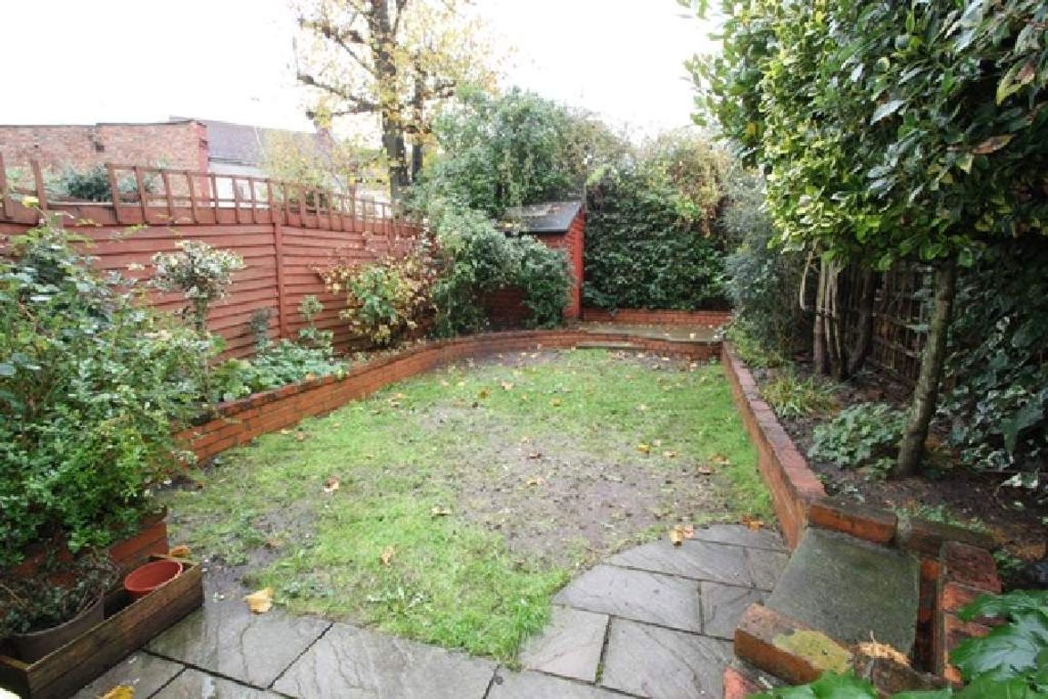 2 bed property in Parkfield Road, London