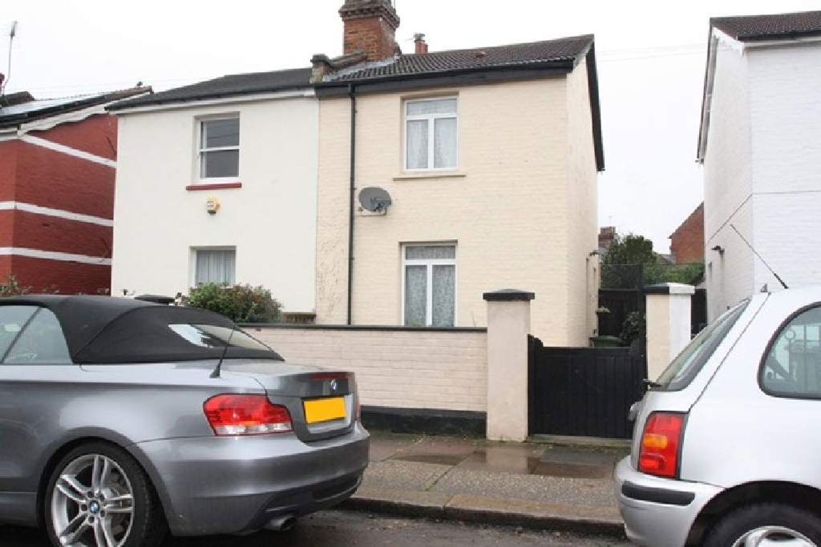 2 bed property in Parkfield Road, London