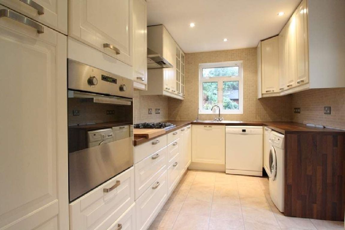 2 bed property in Parkfield Road, London