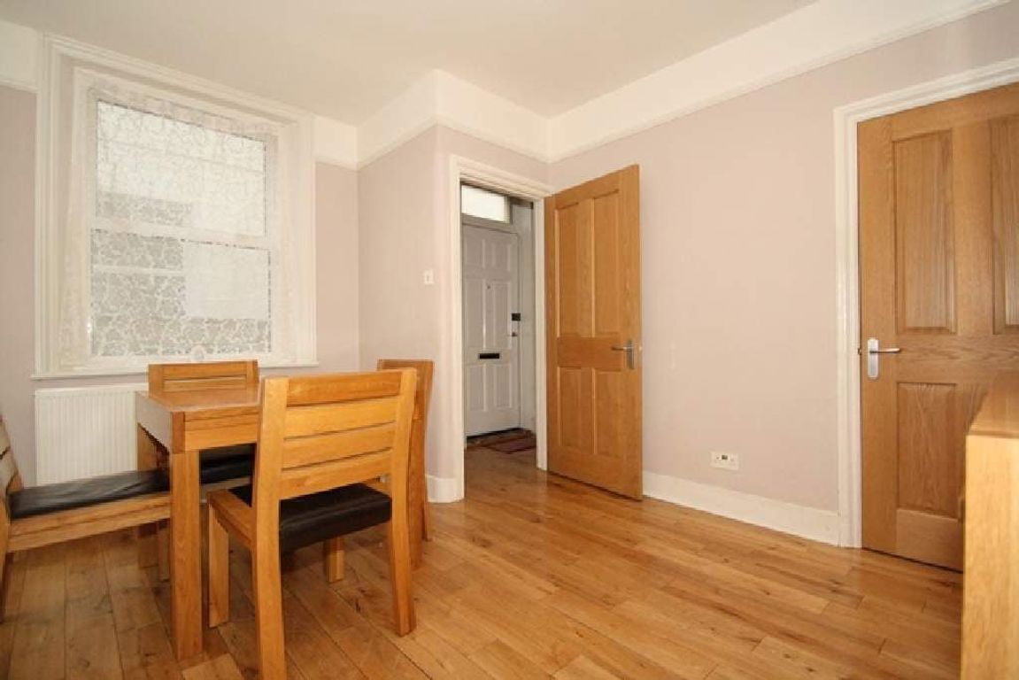2 bed property in Parkfield Road, London