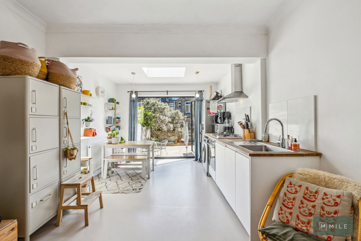 3 bed property in Buchanan Gardens, London