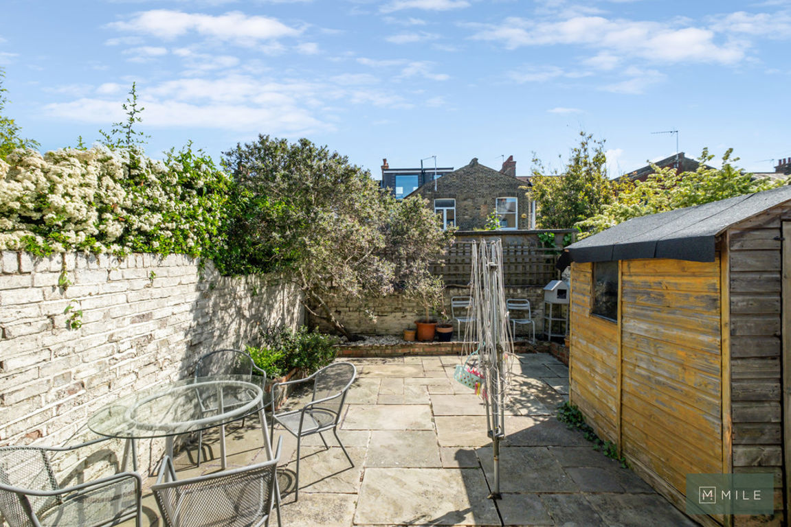 3 bed property in Buchanan Gardens, London