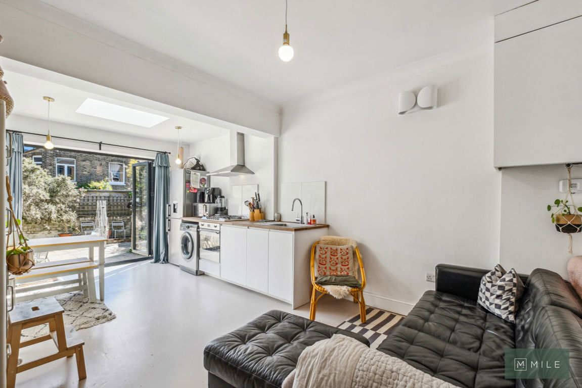 3 bed property in Buchanan Gardens, London