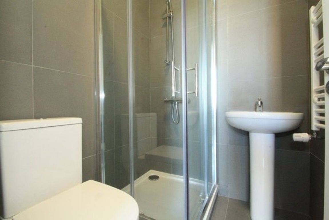 2 bed property in Park Parade, London
