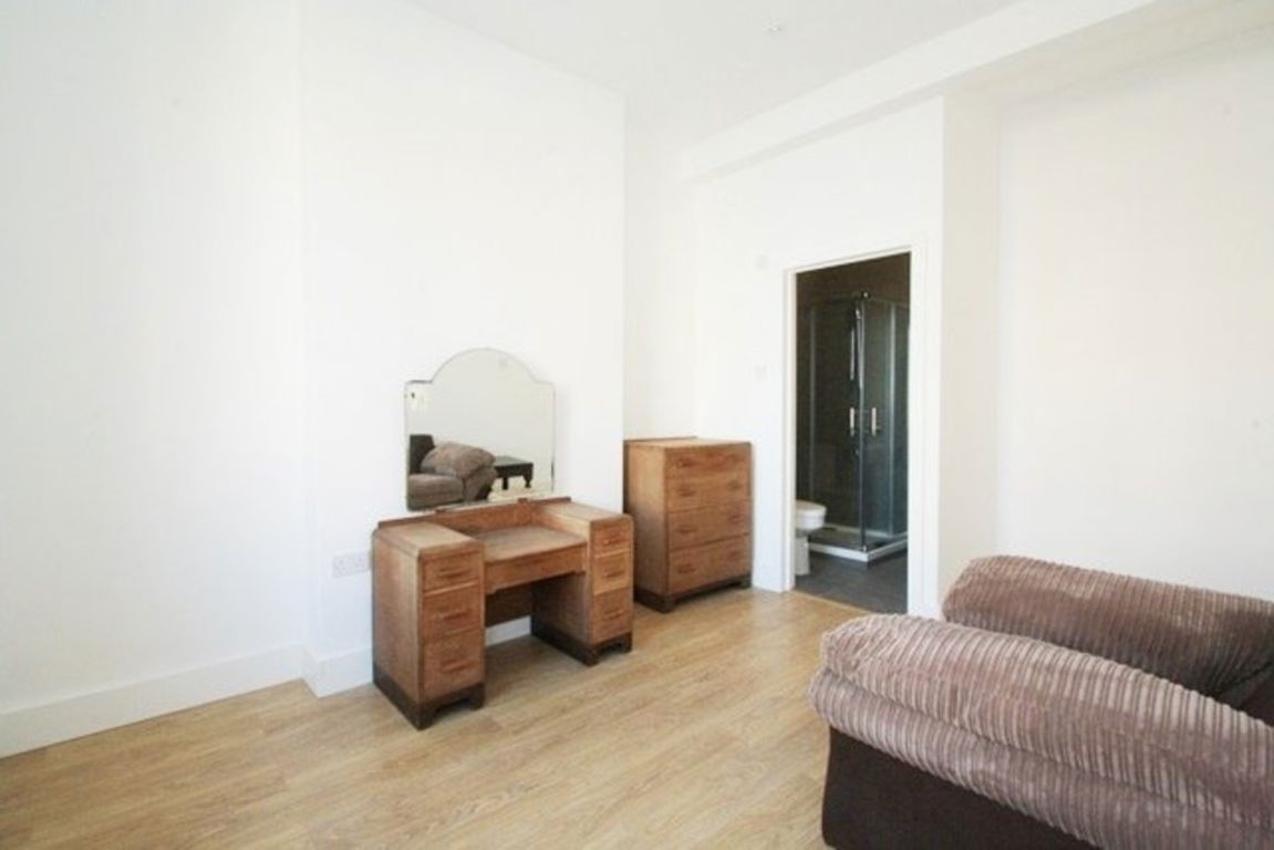 2 bed property in Park Parade, London