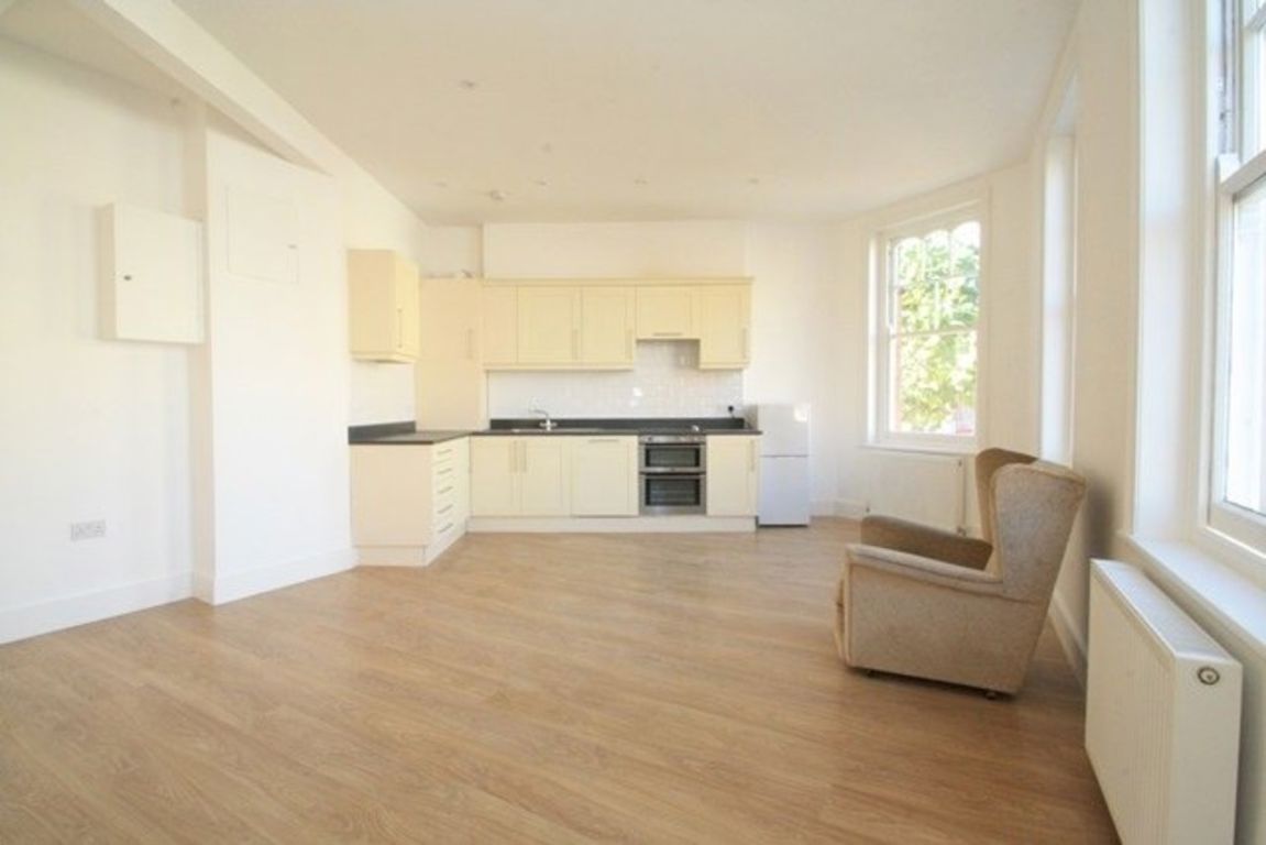 2 bed property in Park Parade, London