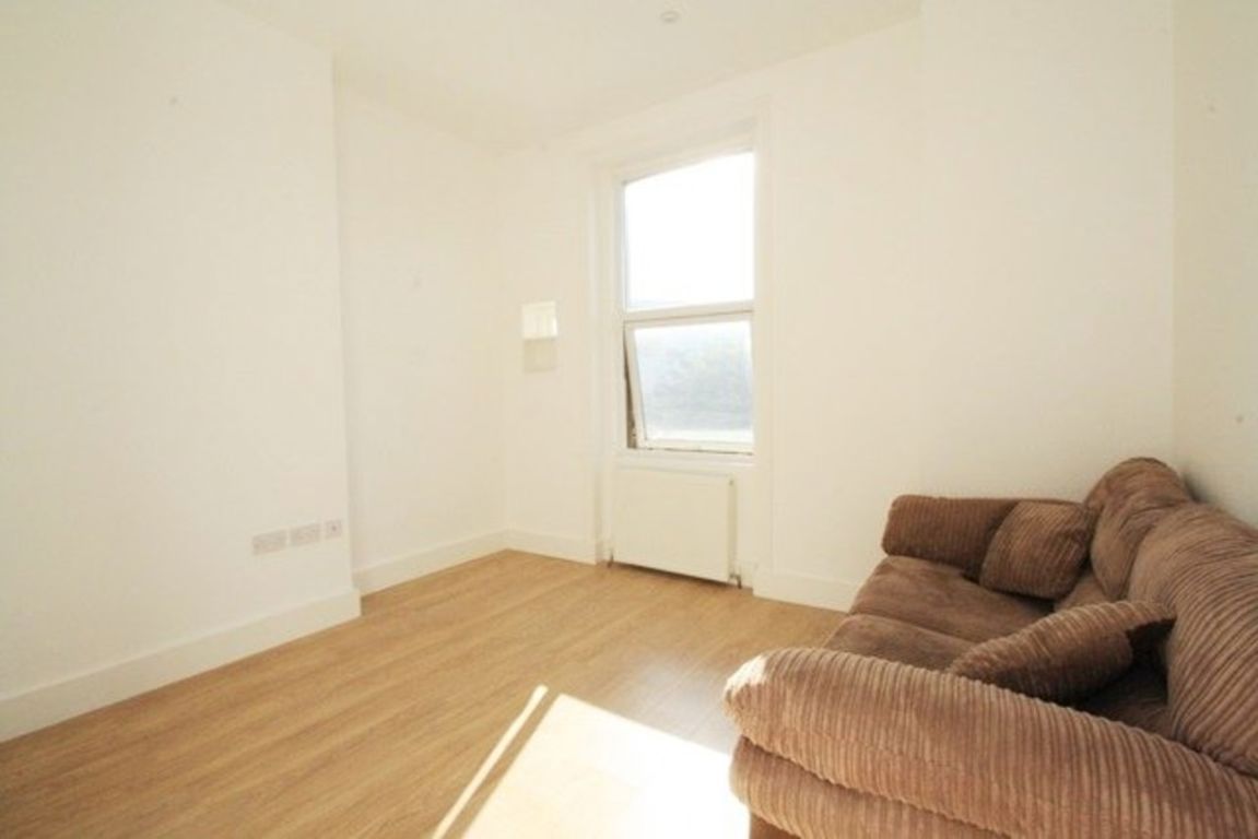 2 bed property in Park Parade, London