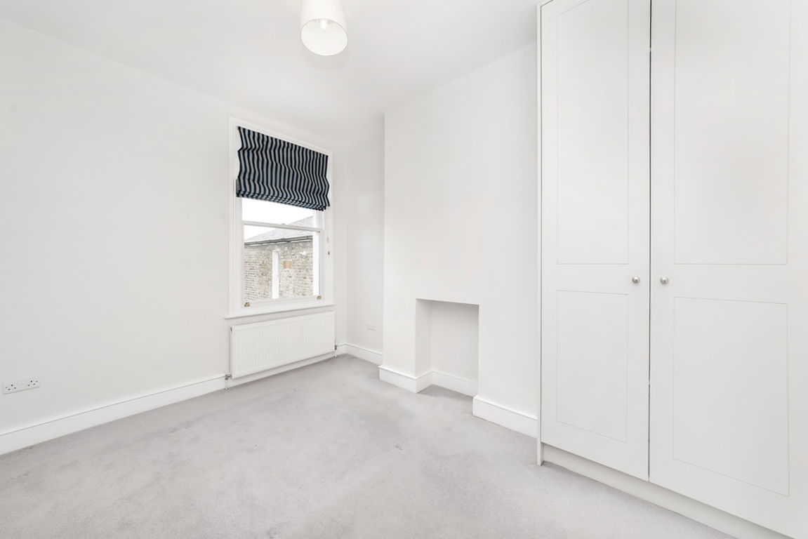 2 bed property in Leighton Gardens, London