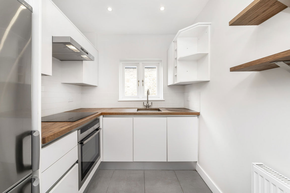 2 bed property in Leighton Gardens, London