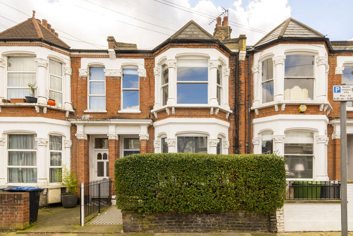 2 bed property in Leighton Gardens, London